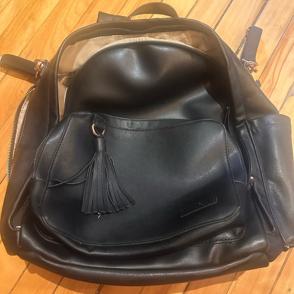 🖤 Skip Hop Greenwich Simply Chic Diaper Backpack – Black Vegan Leather